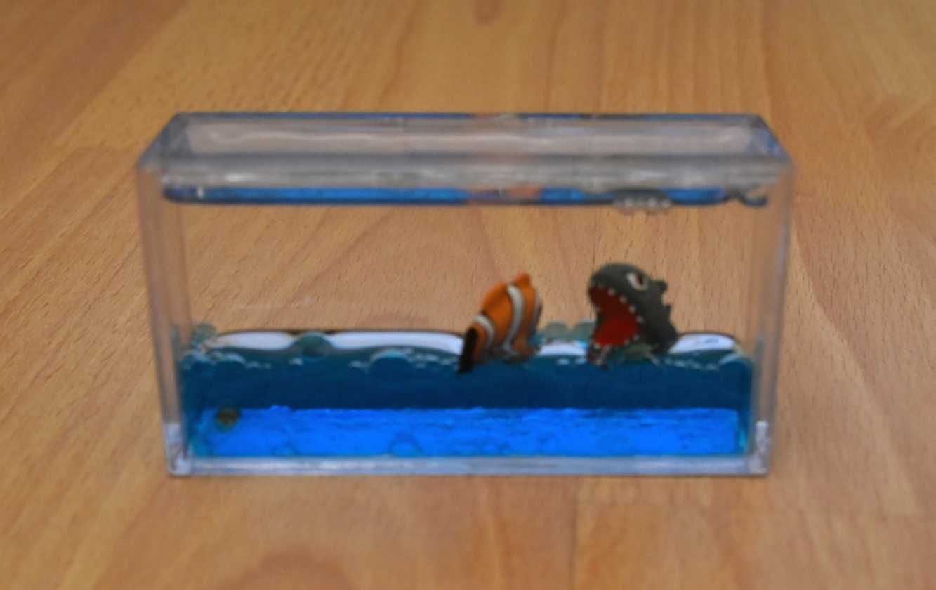 Rybka Nemo i rekin pływające w plastikowym pojemniku, zabawka, ozdoba