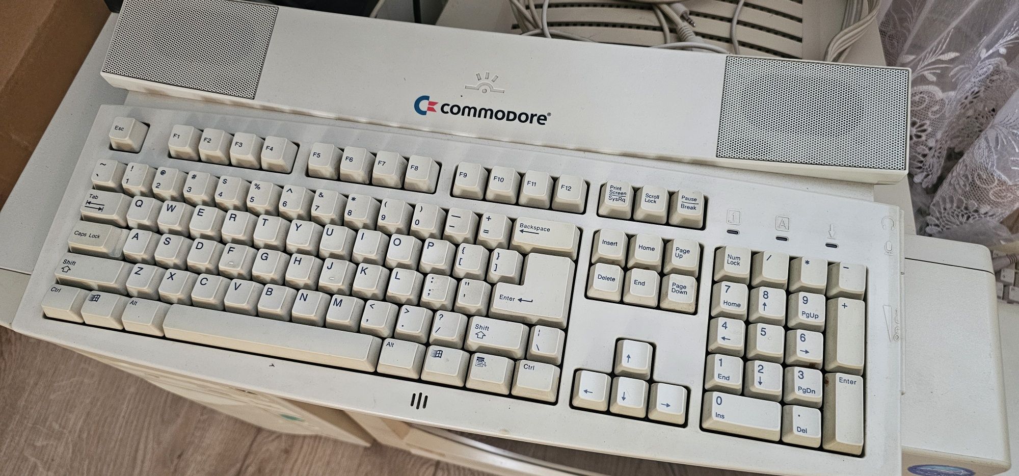 Zestaw komputerowy retro, Commodore PC