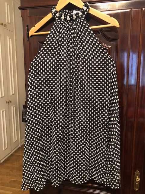 Vestido preto com bolas brancas, muito vaporoso e elegante