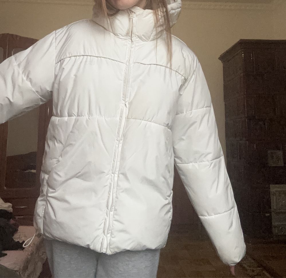 Білий пуховик Bershka