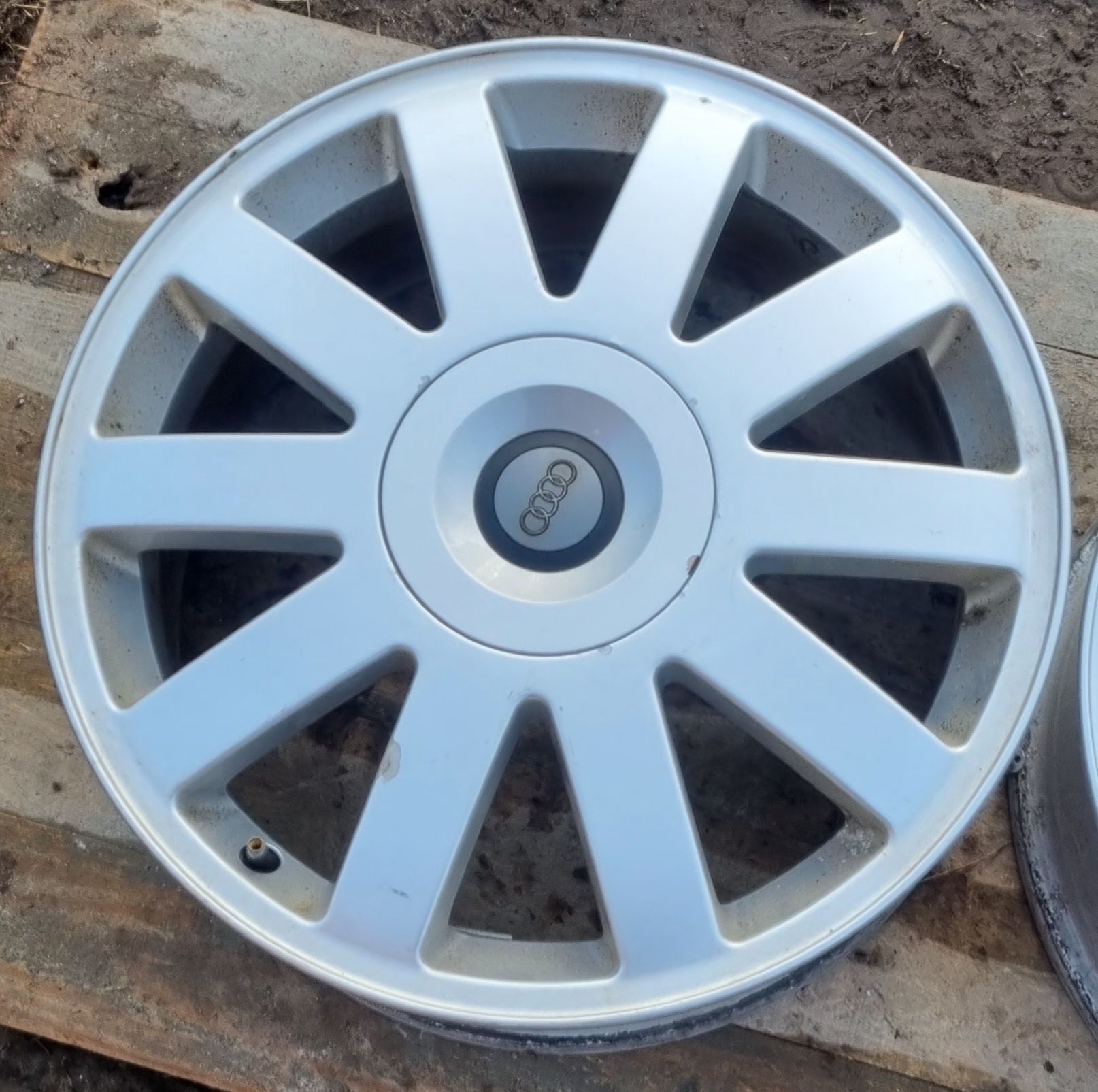 Felgi aluminiowe oryginał Audi 4D0 17" 5x112 et39 7j otwór 57