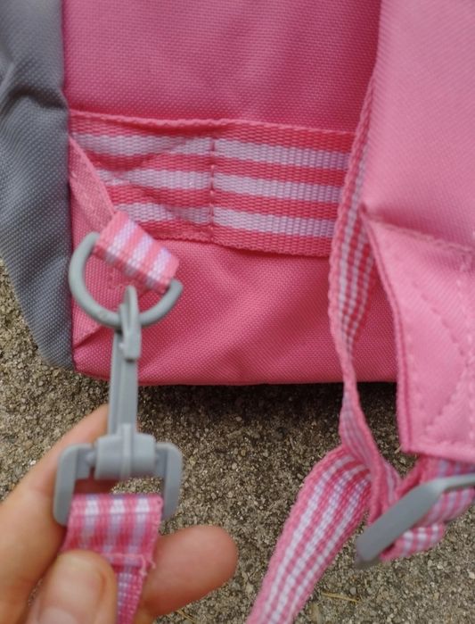 Mochila de criança com etiqueta