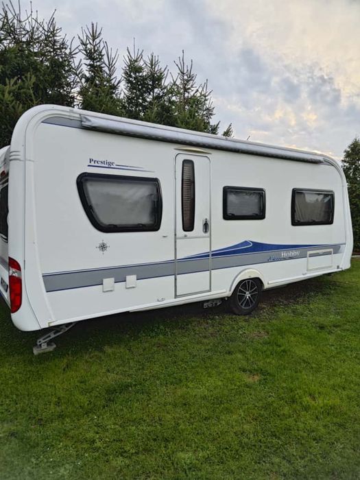 Hobby 540 UFE – komfortowa i zadbana przyczepa kempingowa z moverem