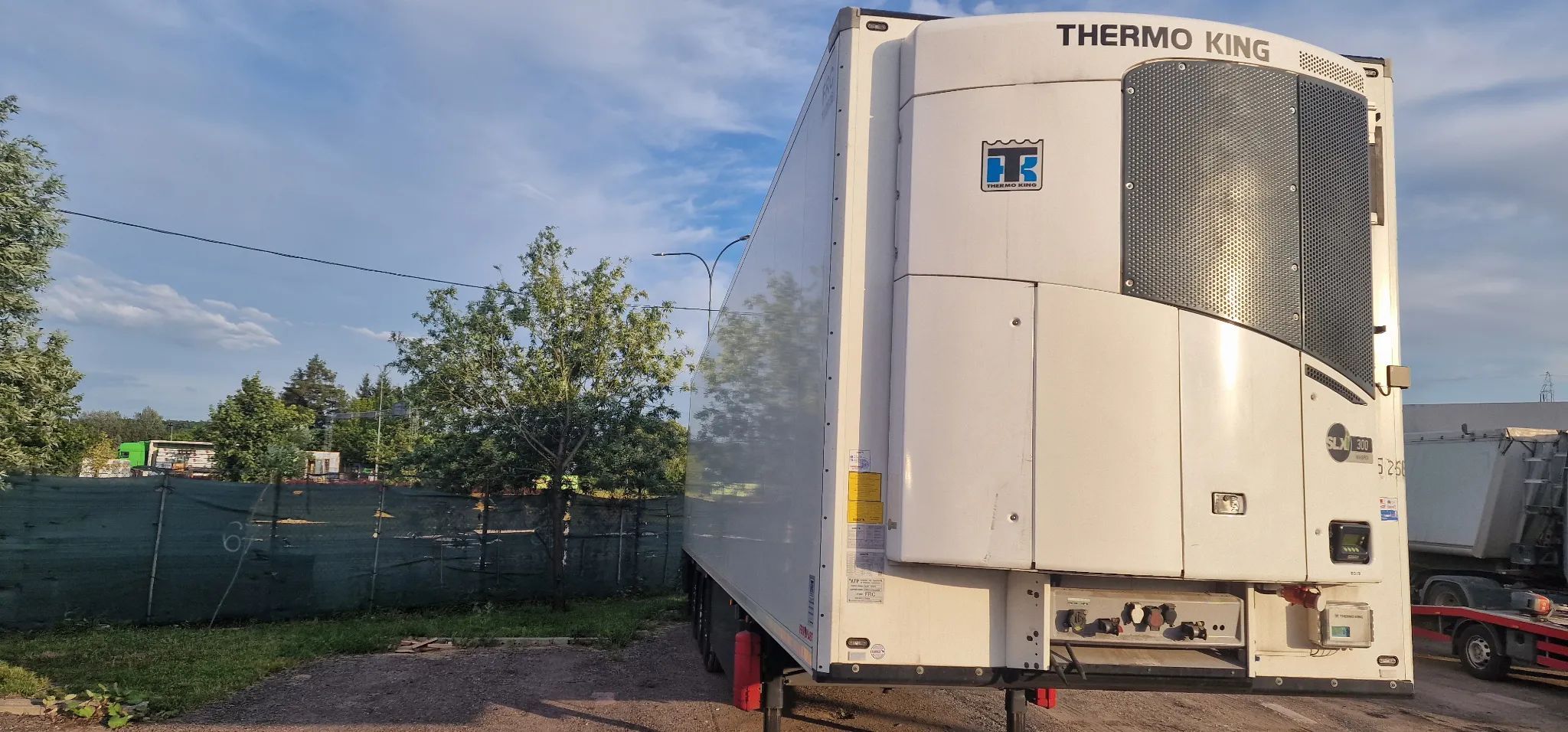 Schmitz Cargobull SCB*S3B  Bardzo mały przebieg km/mth niestandartowe wyposażenie,stan b.dobry