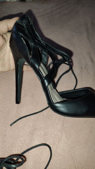 Чорні босоніжки на зав'язках