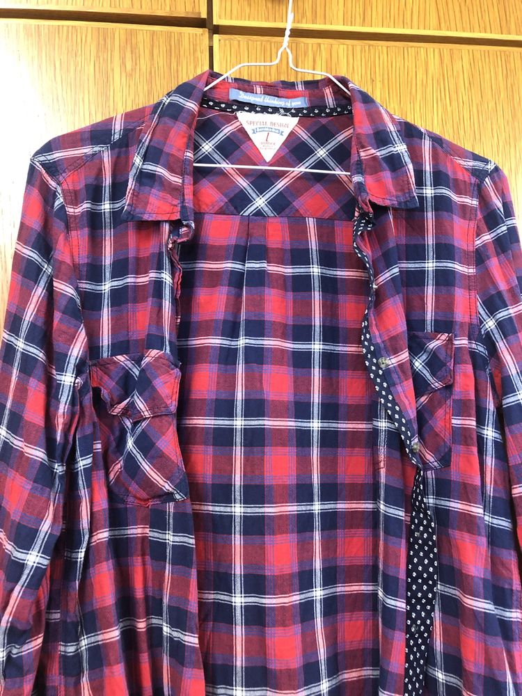 Camisa xadrez vermelha e azul