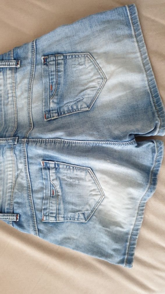 Женские джинсовые шорты.