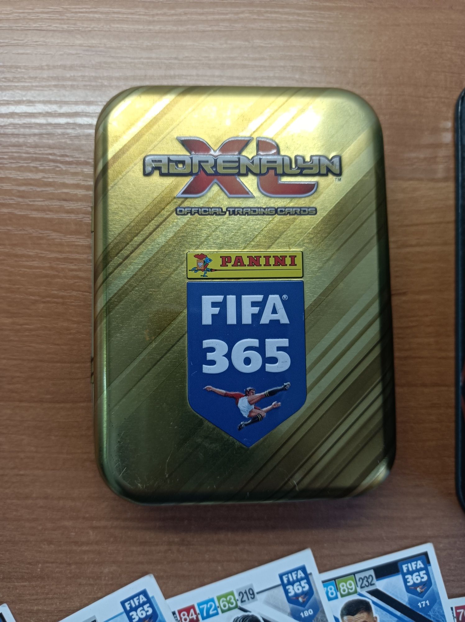Puszki kolekcjonerskie Russia 2018 i FIFA 365 z 11 kartami Adrenalyn z