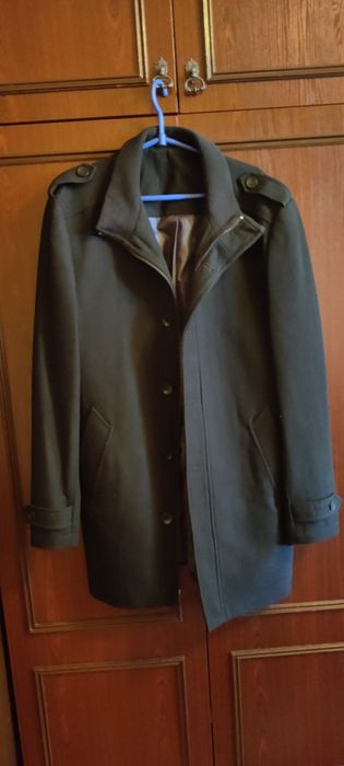W bardzo dobrym stanie sprzedam płaszcz męski, kolor czarny rozmiar L,