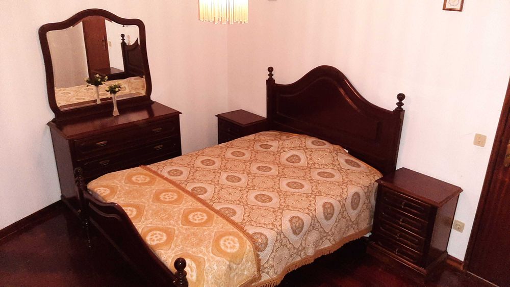 Mobília de quarto casal cama mesa cómoda espelho