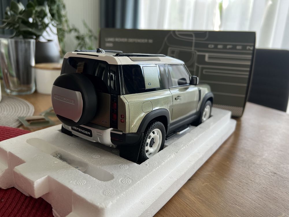 Sprzedam model 1:18 Land Rover Defender 90 Almost Real [NOWY]