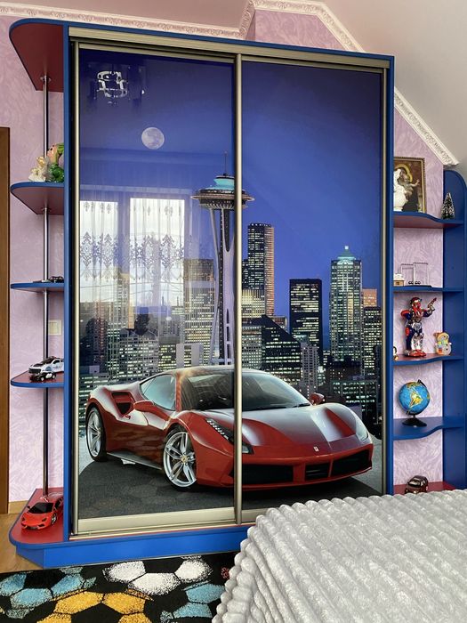 Меблі в кімнату для хлопчика:шафа купе, ліжко з матрасом, тумбочка.