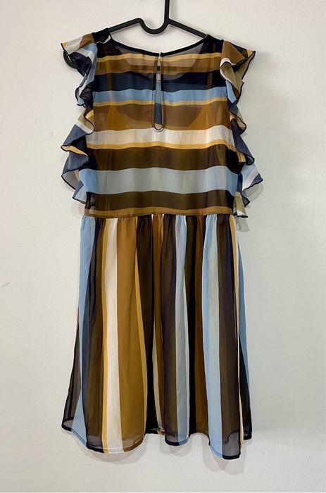 Vestido colorido com riscas e folhos (Sfera, tamanho M)