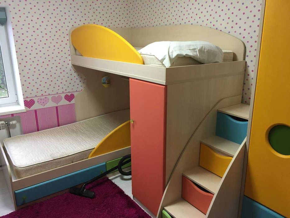 Дитяча стінка з ліжками і шафою
