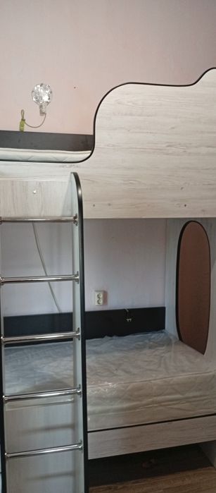 Продам двоярусне дитяче ліжко з письмовим столом. Можна окремо