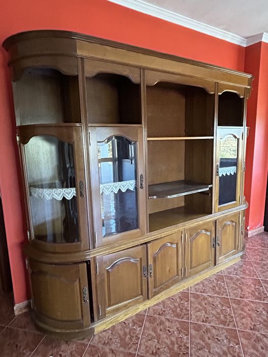 Movél de sala cristaleira em madeira