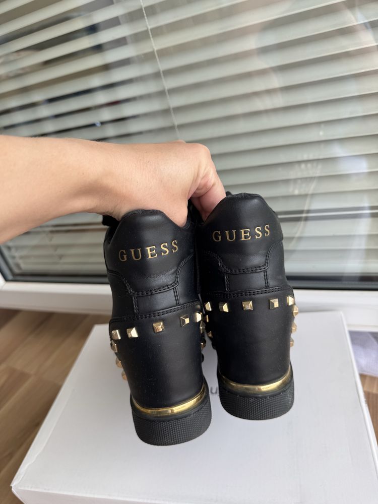 Guess sneakersy z ćwiekami na koturnie model Feelixi rozmiar 39