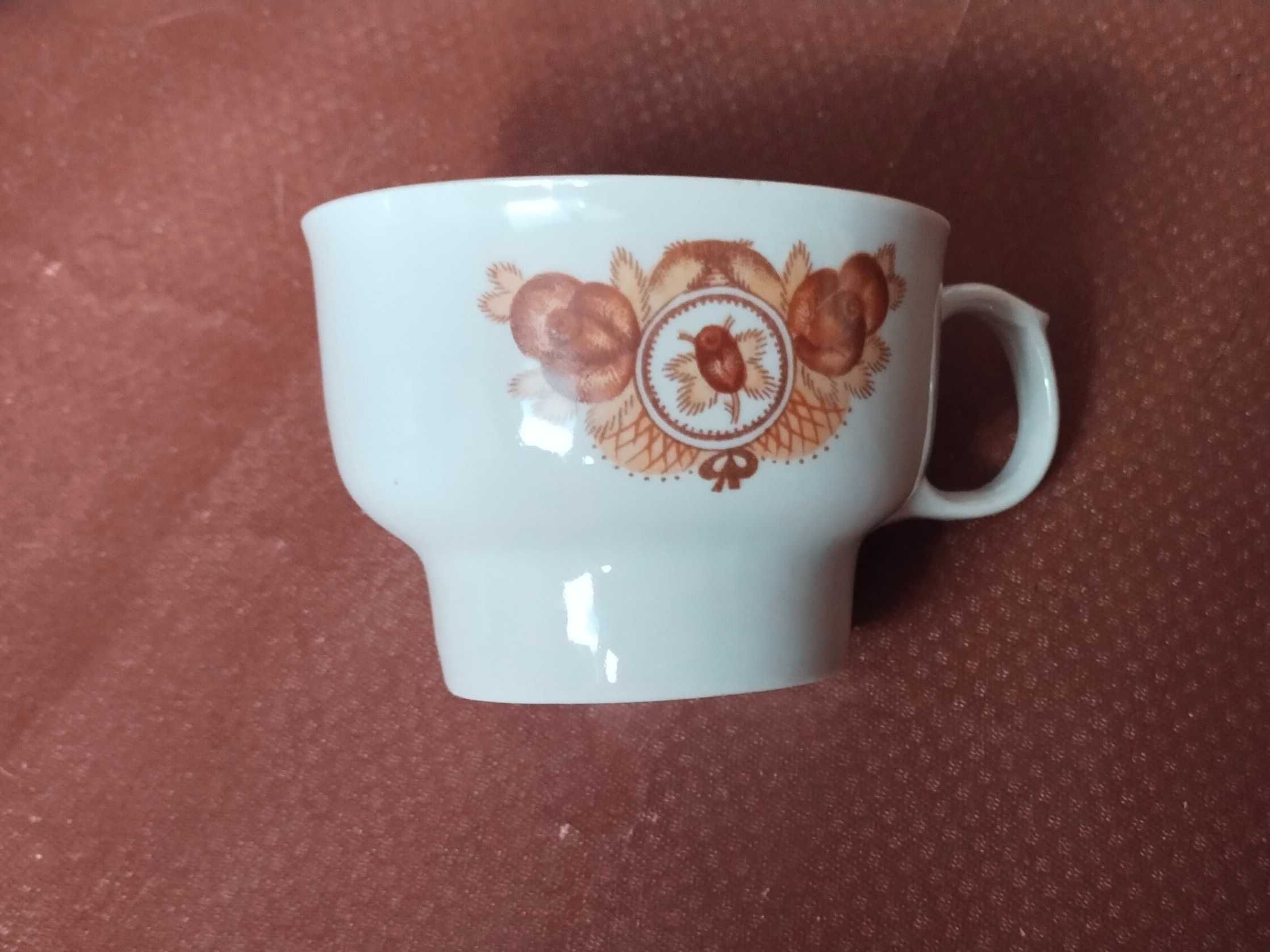 Чашка с блюдцем,  заварник, сахарница.