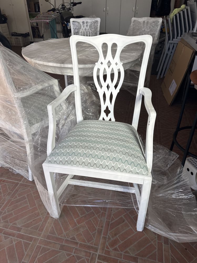 Vendo mesa e quatro cadeiras impecaveis