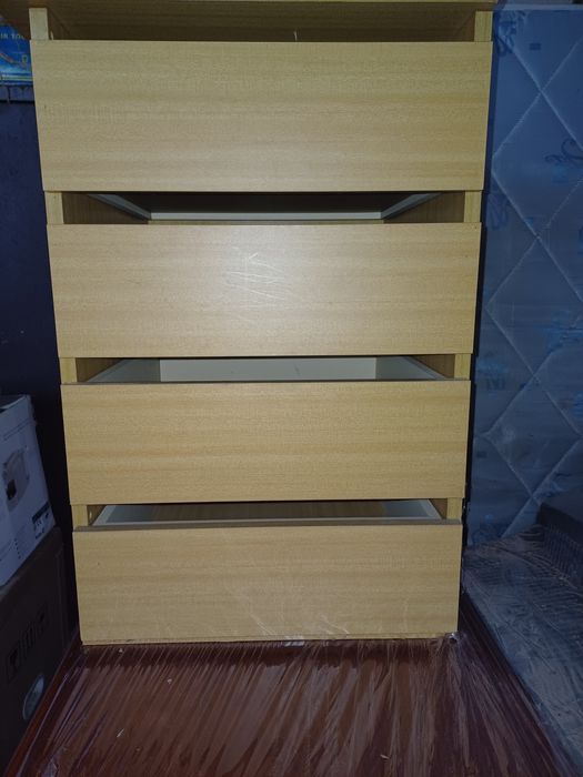 Armário com 4 gavetas