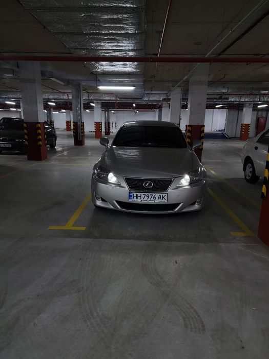 Продам Lexus is 220