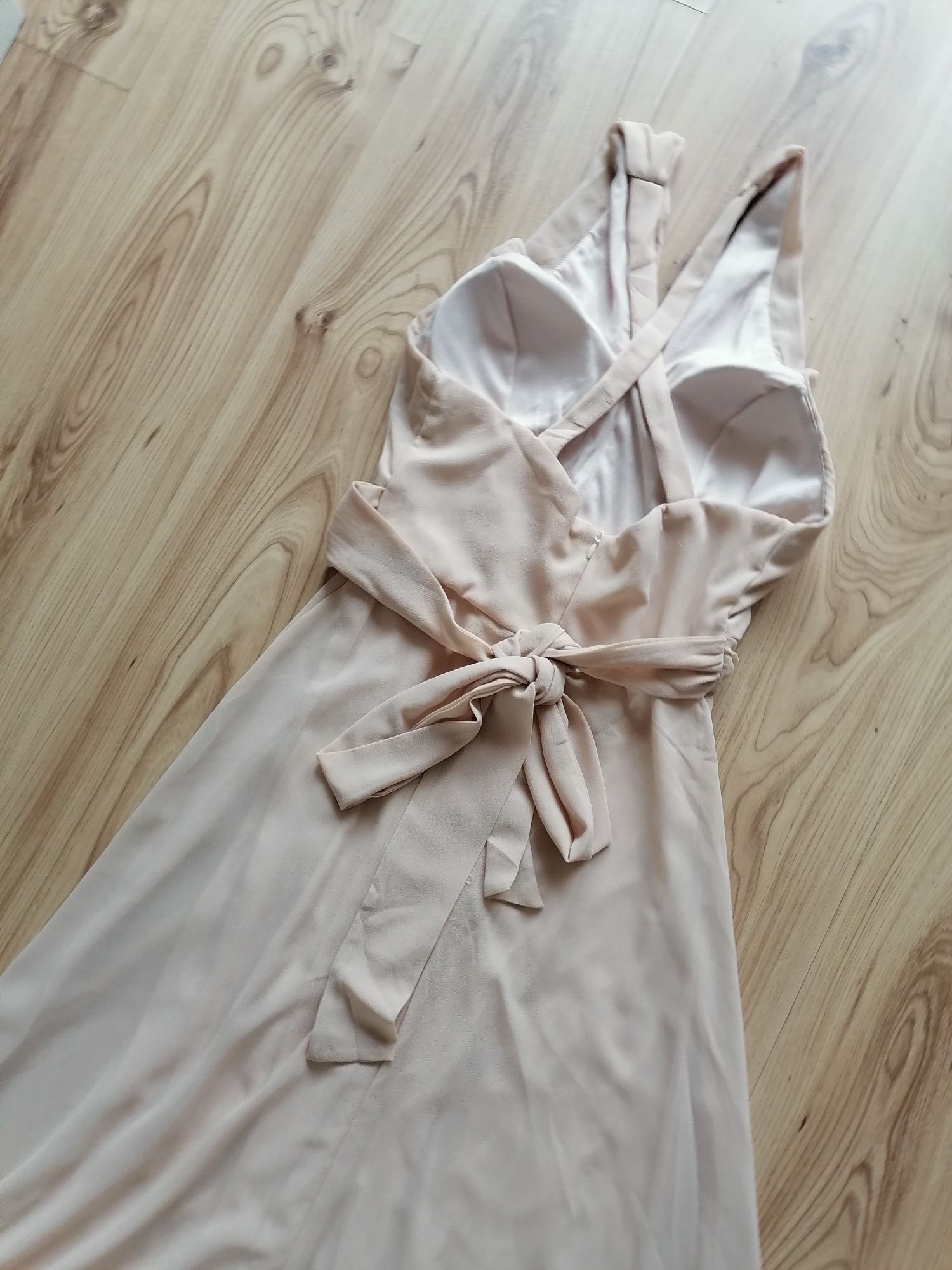 Elegancka sukienka beżowa Rozcięcie wesele S