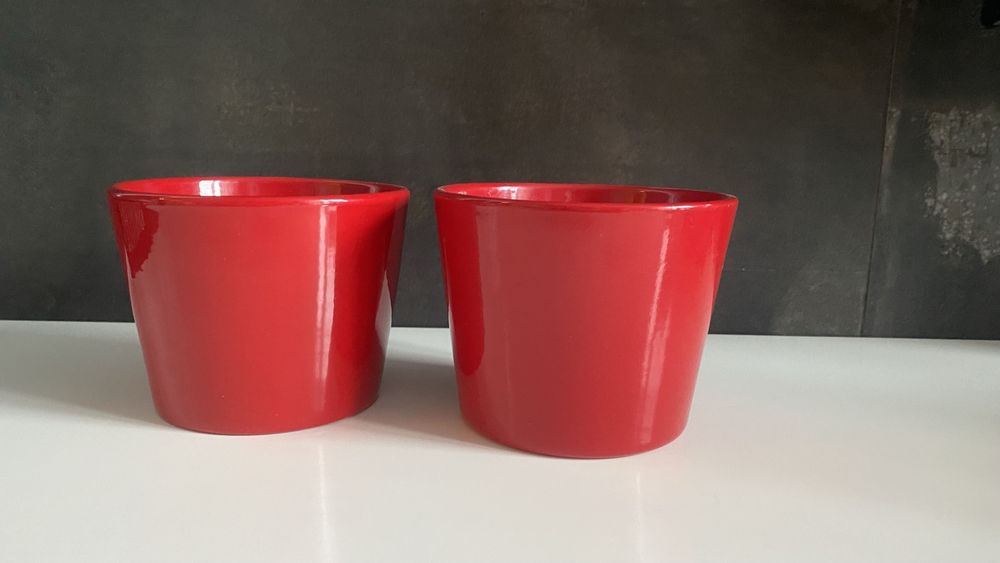 Ceramiczne, czerwone osłonki na doniczki