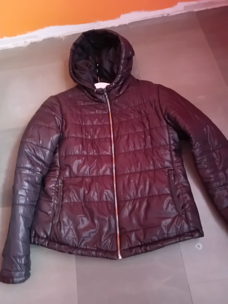 Kurtka pikowana z kapturem Bershka