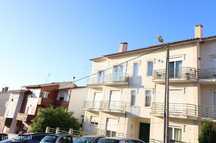 Apartamento T2 com garagem, sótão, varandas, AC e lareira.