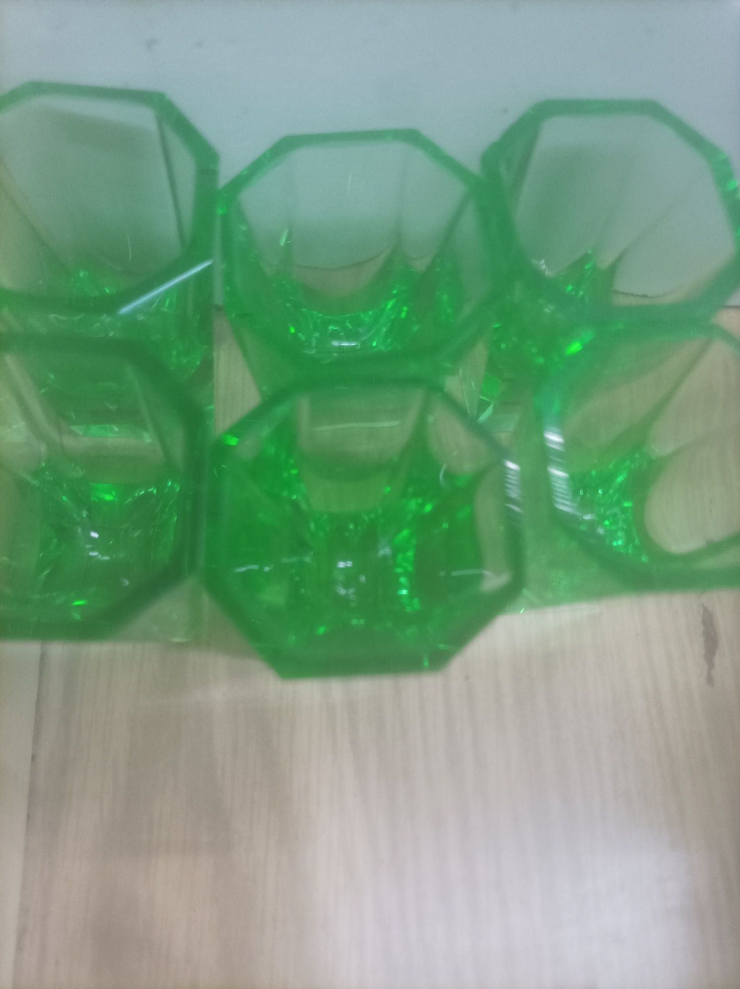 Kieliszki zielone uranowe szkło