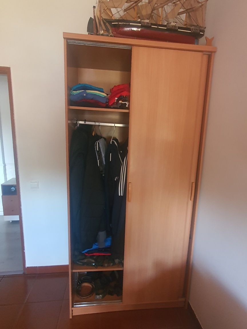Vendo roupeiro com 2 parteleiras