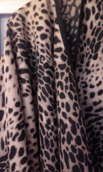 Ponczo w panterkę czarno-beżowe firmy Mohito