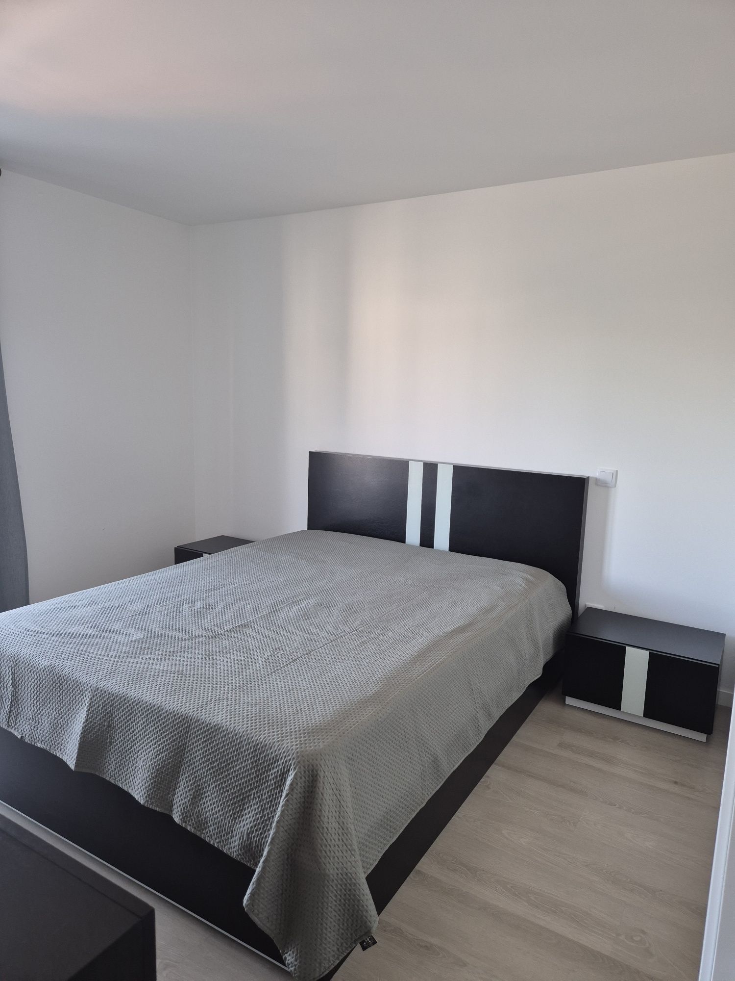 Cama de casal e cabeceiras