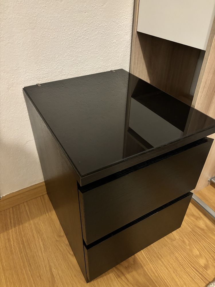 Mesa de cabeceira Malm do IKEA com vidro