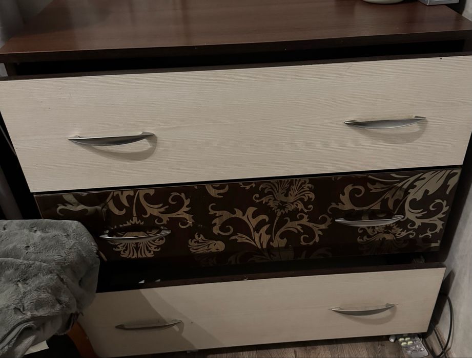 Продається комод б/у стан на  фото є тріщина на склі,скло знімається