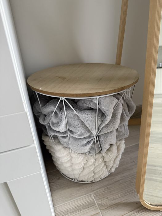 Stoliczek z pokrywką