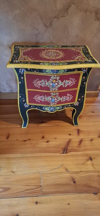 Orientalna mała szafka drewniana