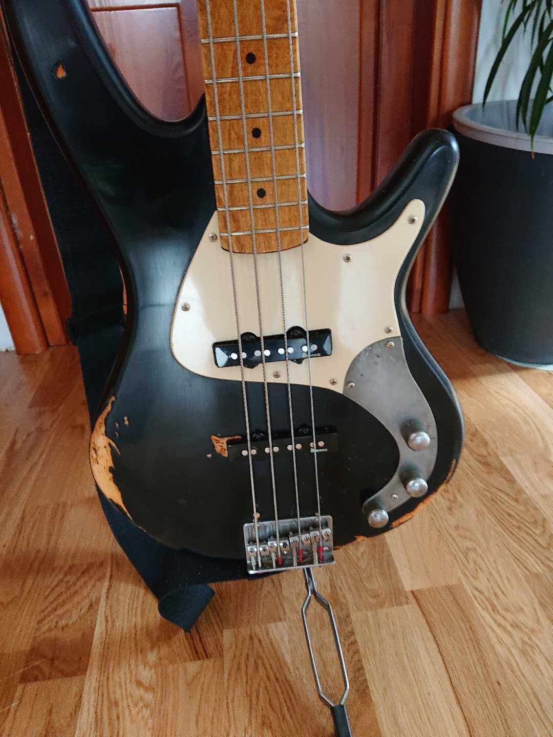 Bas gitara vintage z przetwornikami Ibanez