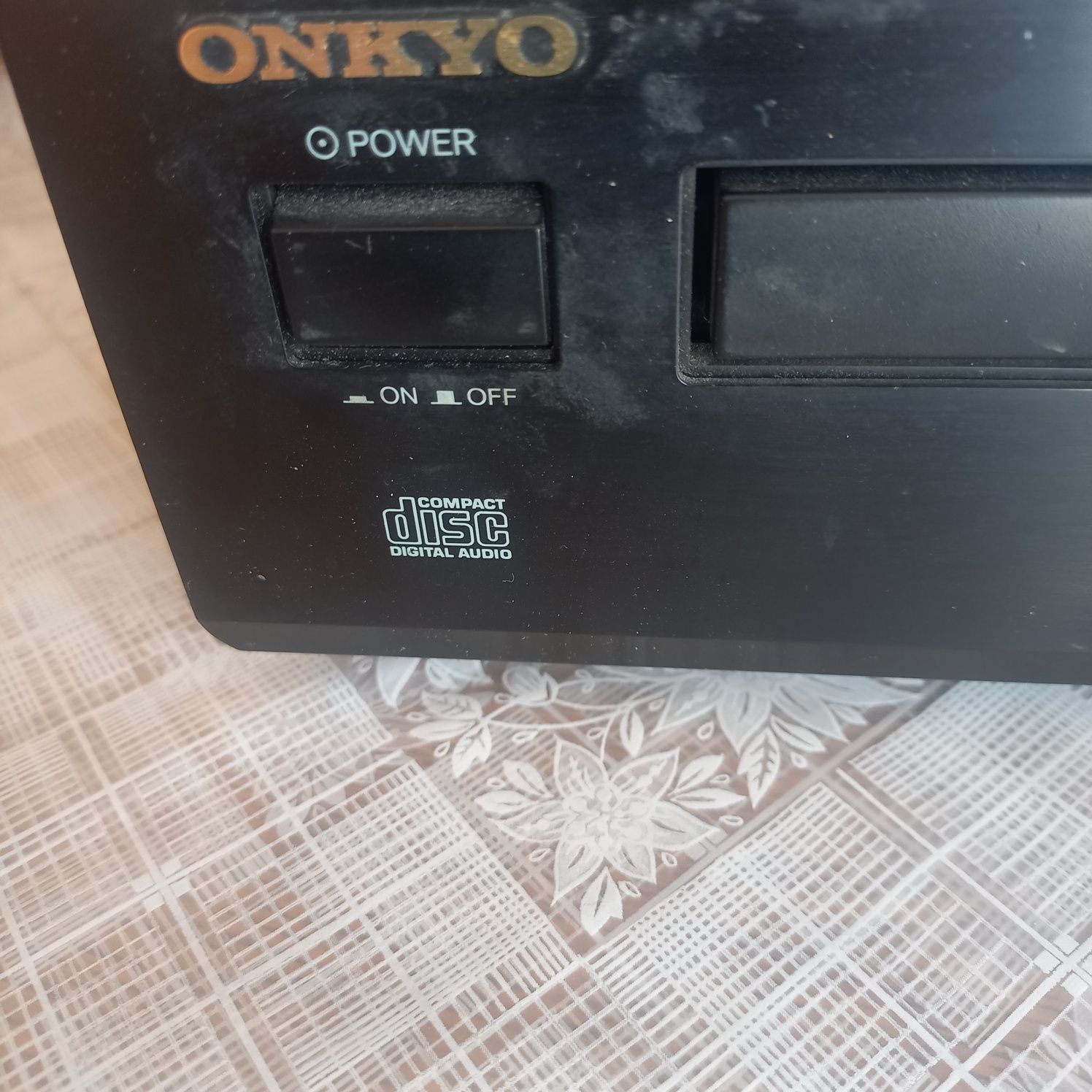 Odtwarzacz CD Onkyo DX-7222 z pilotem.