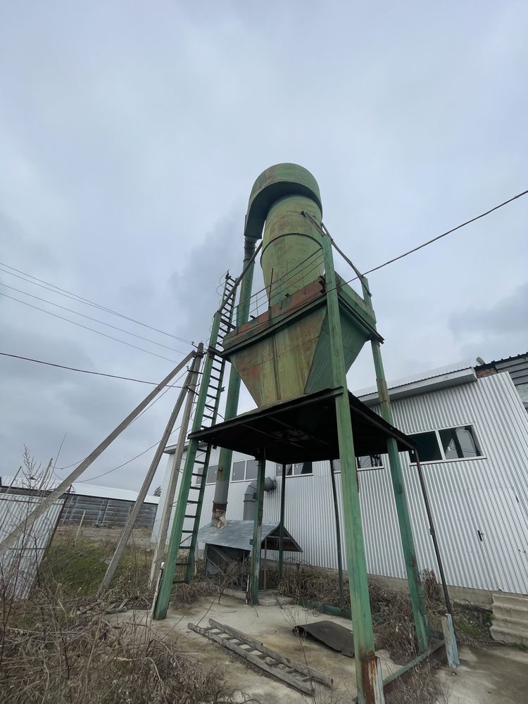 Циклон з бункером і витяжкою. Витяжка. Аспірація циклон