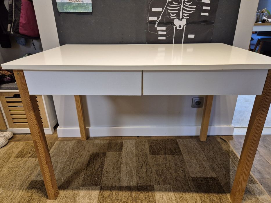 Biurko białe z dwoma szufladami.