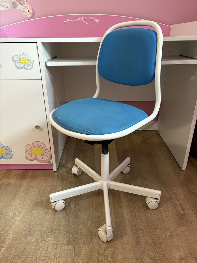 Meble dzieciece z kwiatkami i lotkiem