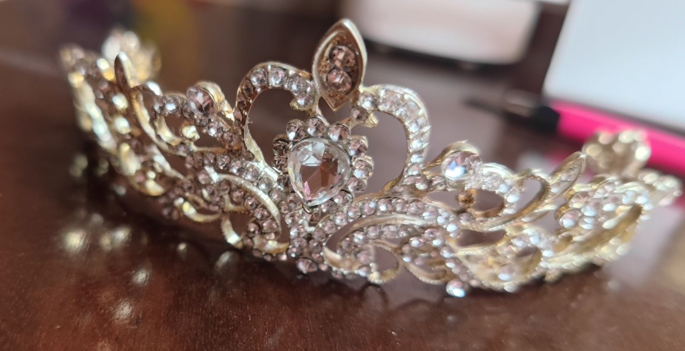 Tiara nova prateada