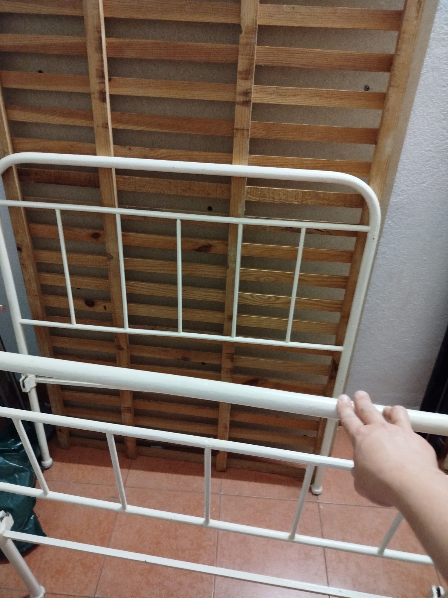 Cama solteiro antiga em ferro