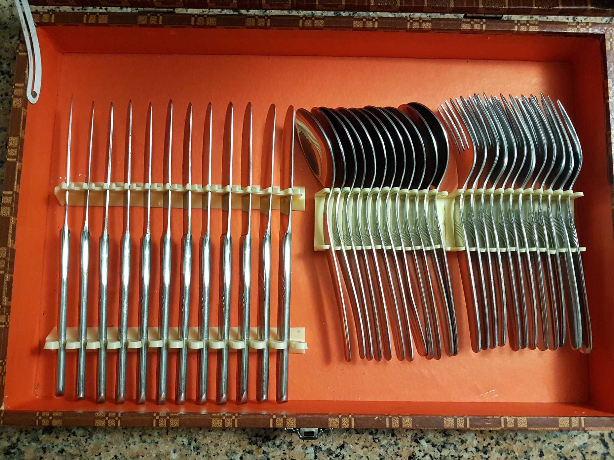 Faqueiro completo de inox (51 peças)