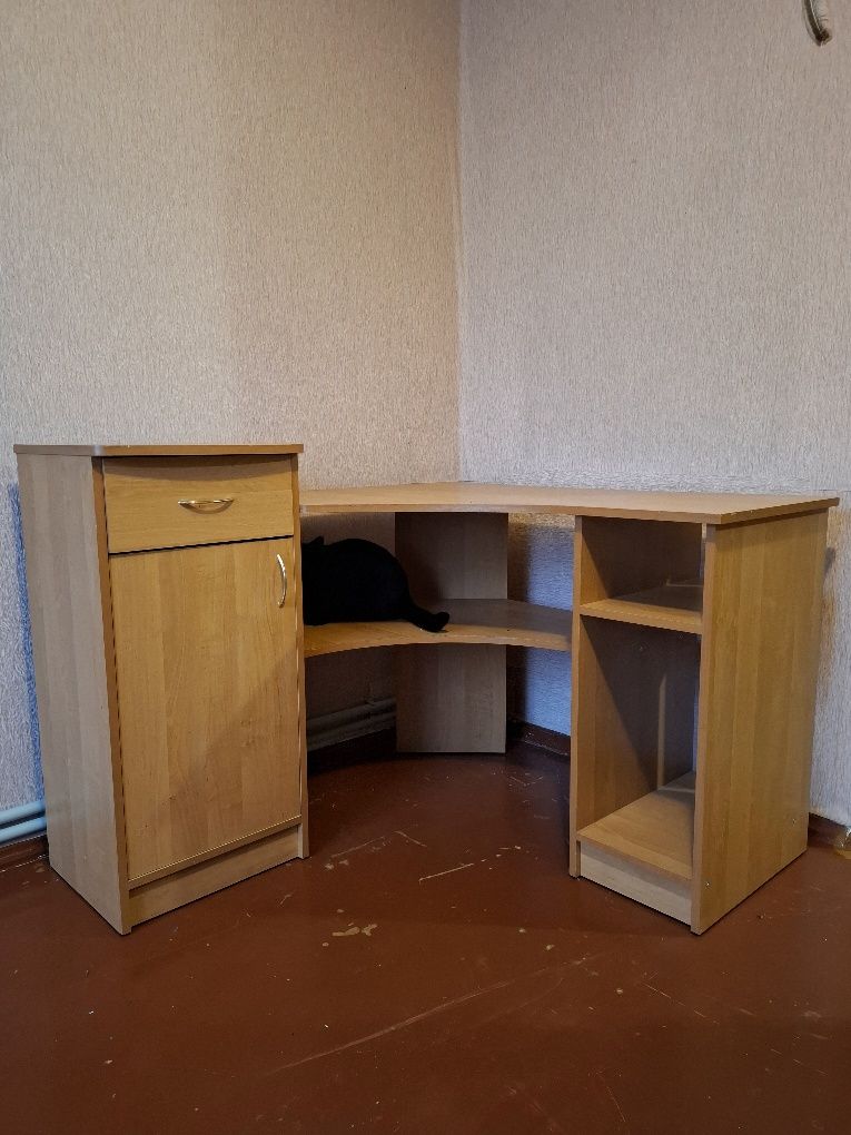 Продам стіл комп'ютерний
