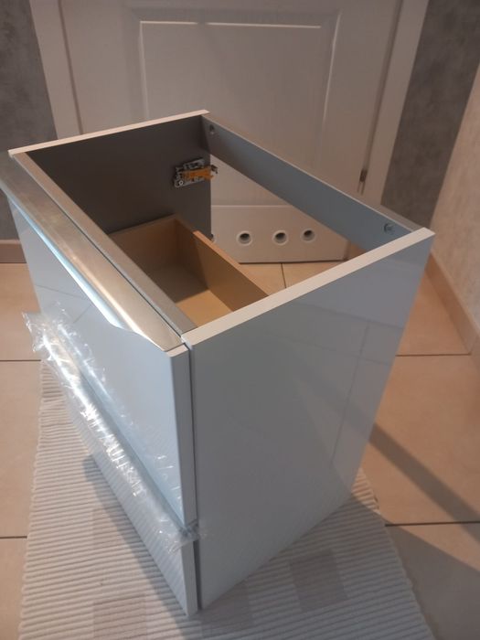 Szafką pod umywalkę wisząca