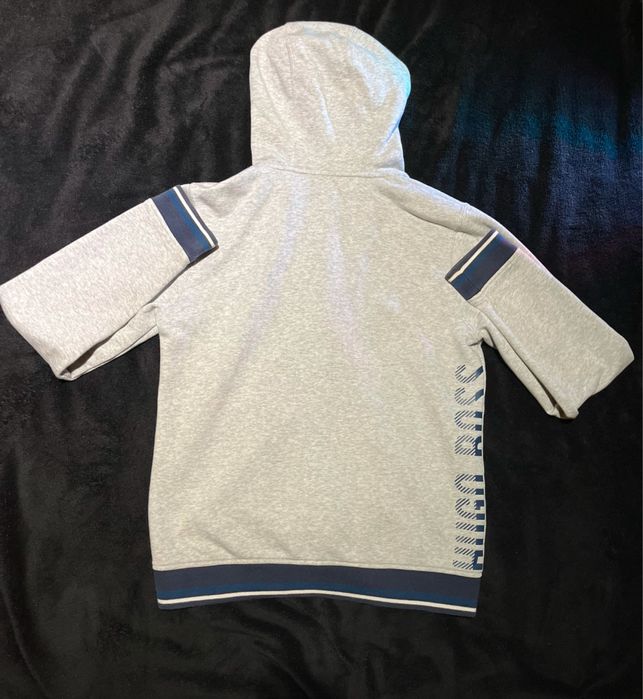 Hugo Boss сірий зіп худі підходить на розмір s та m.