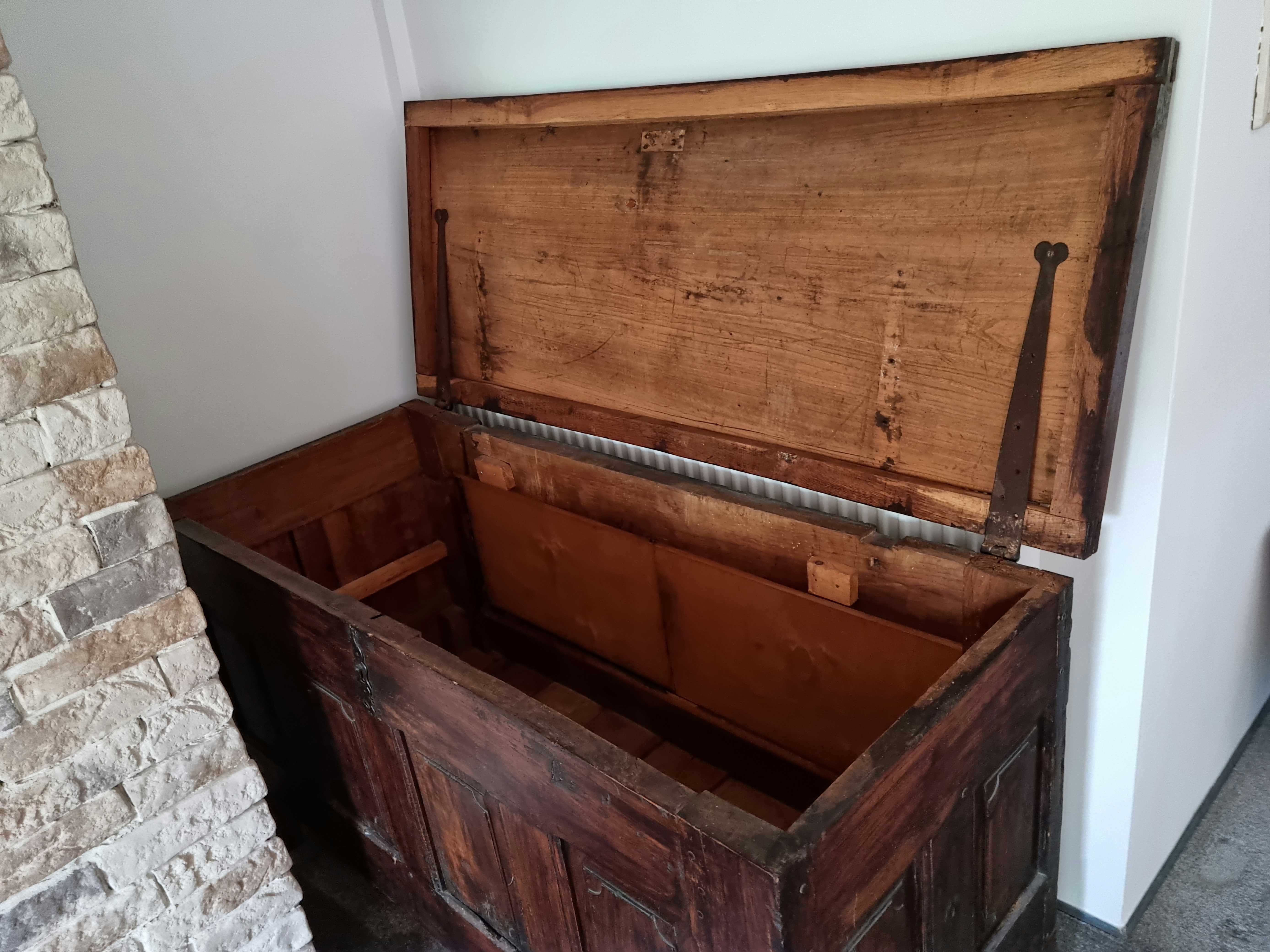 Stara skrzynia drewniana, kufer