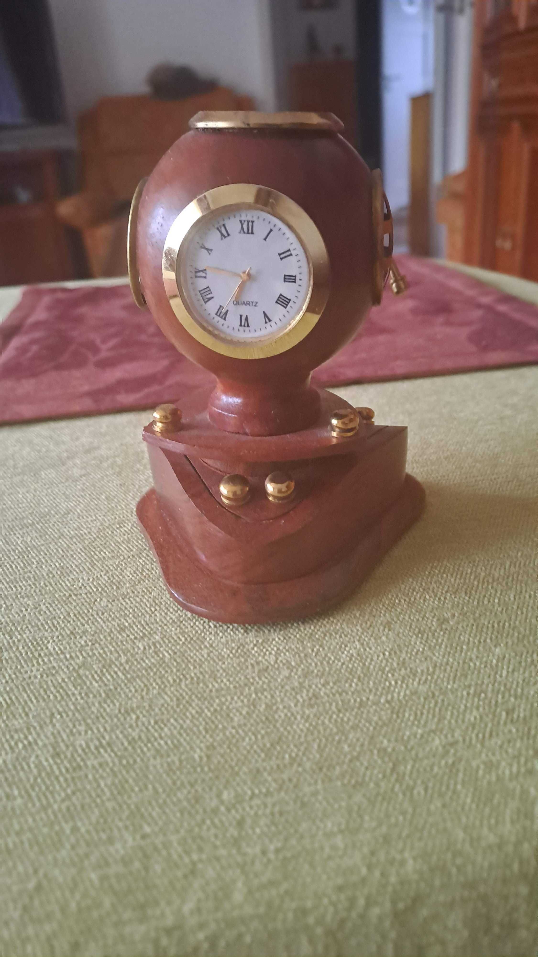 kompas i zegar w jednym nowy z drewna